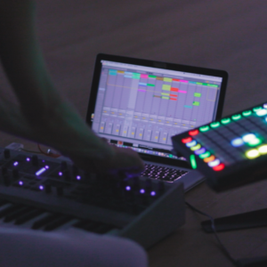 sebastian belacowsky terapia para artistas procesos creativos impulsa la creatividad traspasa obstáculos expresión desbloquea la creatividad desbloqueo corporal terapia transpersonal meditación respiración relajación arte música producción musical música y estados expandidos de consciencia sintetizadores música en directo performer