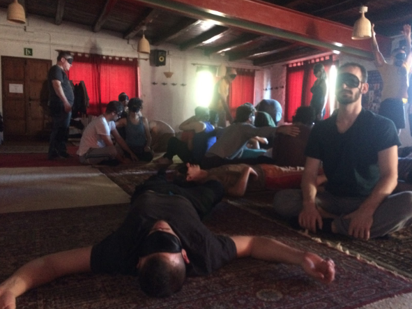 sebastian belacowsky terapia para artistas procesos creativos impulsa la creatividad traspasa obstáculos expresión desbloquea la creatividad desbloqueo corporal terapia transpersonal meditación respiración relajación arte música producción musical música y estados expandidos de consciencia deep dance ecstatic dance barcelona movimiento espontáneo festival desbloqueo corporal exploraciones sensoriales